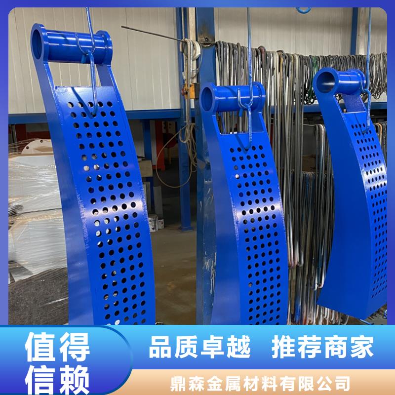 不銹鋼碳素鋼復(fù)合管護(hù)欄性能穩(wěn)定，耐腐蝕,使用壽命長(zhǎng)