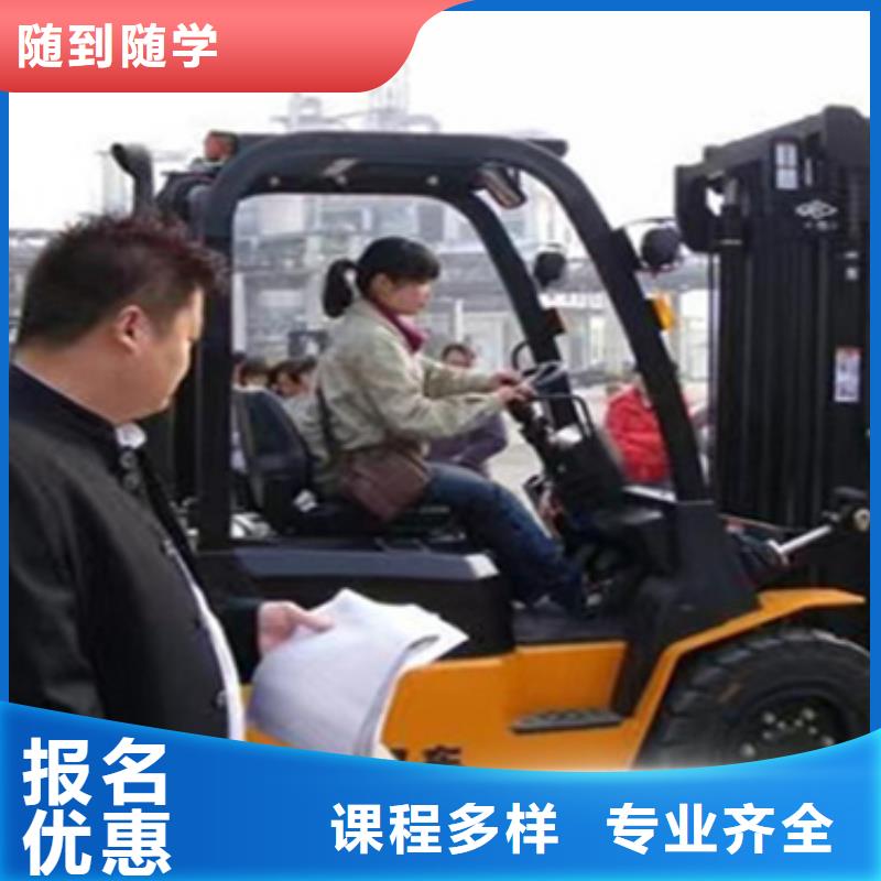 挖掘機(jī)鉤機(jī)駕駛培訓(xùn)學(xué)什么技術(shù)掙錢(qián)