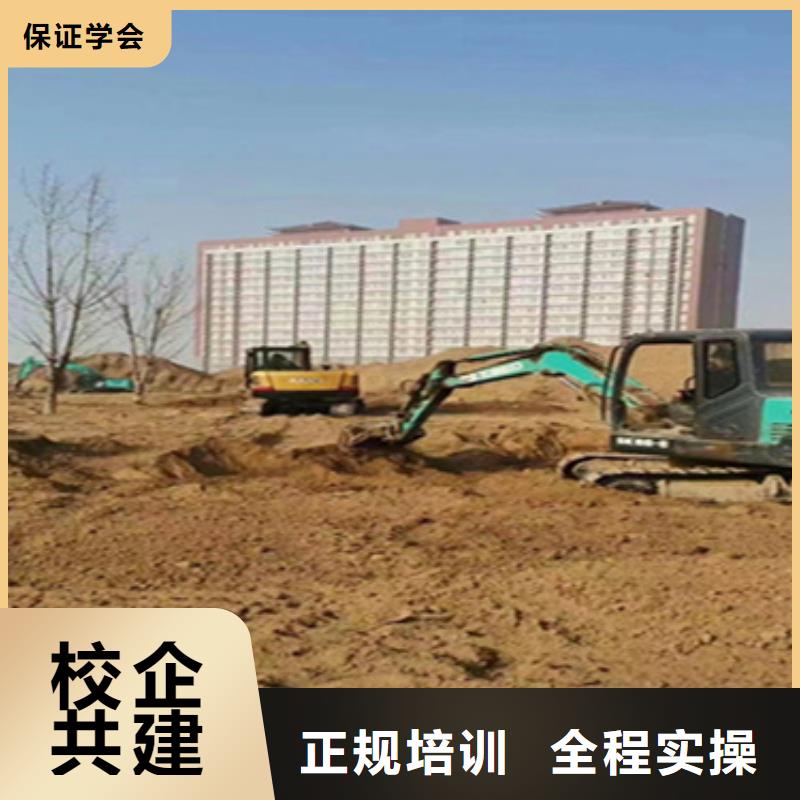 叉車實(shí)訓(xùn)場地天天實(shí)車練習(xí)